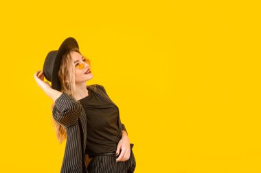 Kahverengi elbiseler sarı gözlükler minimalist rüyaların kopyaları.