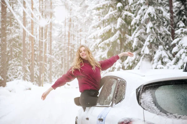 European Woman Red Sweater Leaned Out Car Window Winter Street — Stock Photo, Image