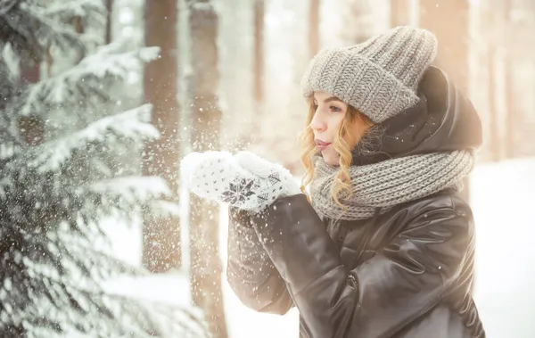 Joven Europea Sostiene Nieve Sus Manos Bosque Invierno Imagen de archivo