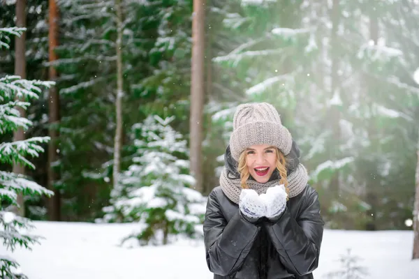 Young European Woman Jacket Hat Forest Winter Fir Snow — Stock Photo, Image