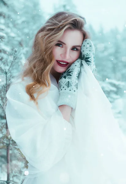 Fiatal Európai Gyönyörű Szőke Fehér Ruhában Télen Között Fák — Stock Fotó