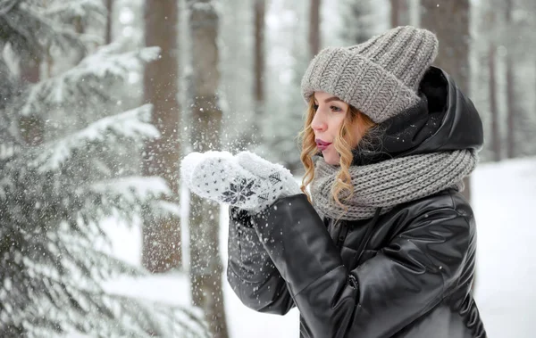 Mulher Europeia Segura Neve Suas Mãos Floresta Inverno — Fotografia de Stock