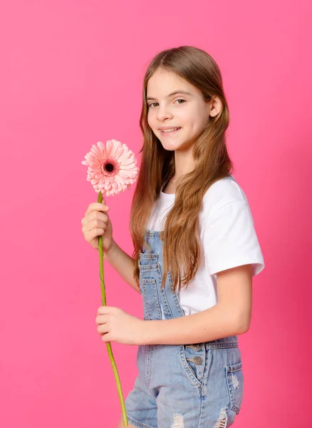 Adolescente Blanca Con Pelo Largo Una Camisa Blanca Con Una — Foto de Stock