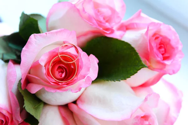 Rosas Rosadas Con Dos Anillos Bodas Oro —  Fotos de Stock