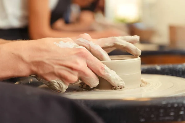 Женские Руки Делают Керамику Близким Кругом — стоковое фото