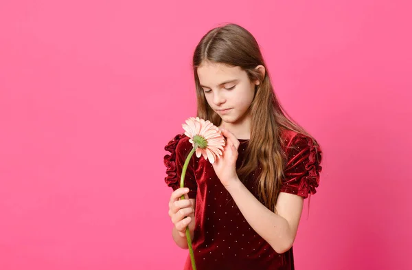 Chica Adolescente Blanca Con Pelo Largo Vestido Rojo Con Una — Foto de Stock