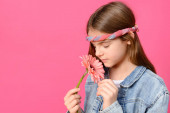 1 dospívající dívka v modré džínové bundě s květinou na růžové