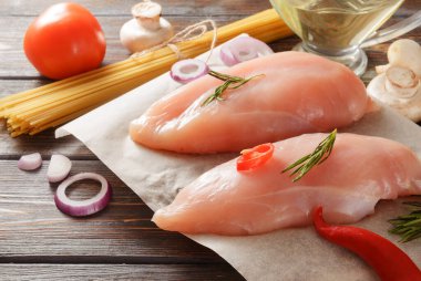 Makarna, spagetti, mantar, biber, zeytinyağı, domates, soğanlı çiğ tavuk filetosu., 