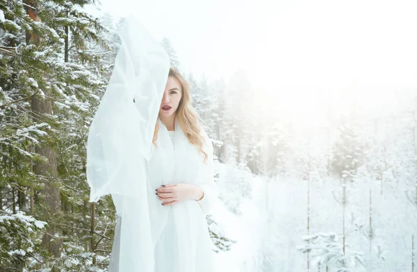 Fehér Gyönyörű Fiatal Szőke Fehér Ruhában Télen Hóban Erdőben Fák — Stock Fotó