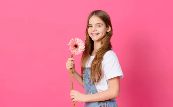 Adolescent Blanc Fille Aux Cheveux Longs Dans Une Chemise Blanche — Photo