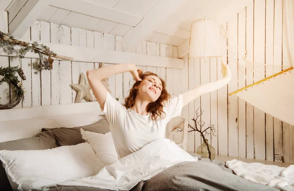 Joven Europea Hermosa Mujer Con Pelo Rojo Cama Sonriente Habitación Imagen de stock