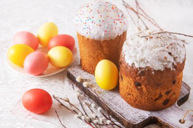 Sarı kırmızı yumurtalı ve söğüt dallı Paskalya pastaları hafif bahar bayramları minimum yatay