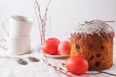 Kırmızı yumurtalı ve söğüt dallı Paskalya pastası beyaz bardaklara bak bahar bayramı minimum yatay
