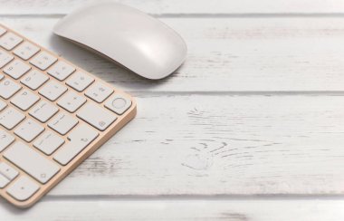 Klavye sarısı tuşlar beyaz ahşap arkaplan açısı Fare ofis çalışmasını kopyala