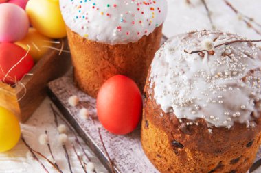 Renkli yumurtaları ve söğüt dalları olan Paskalya pastaları. Yakından bakınca hafif görünüyor. En az yatay bahar tatili gibi görünüyor.