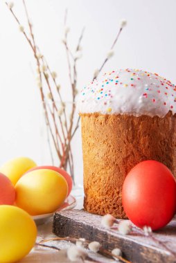 Sarı kırmızı yumurtalı ve söğüt dallı Paskalya pastaları hafif dikey bahar bayramlarına benziyor.