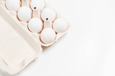 Beyaz arka planda beyaz yumurtalar bahar taze ürünlerine benziyor.
