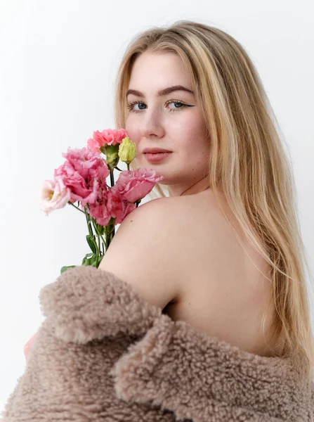Piękna Biała Młoda Blondynka Brązowym Futrzanym Płaszczu Posiada Bukiet Różowych — Zdjęcie stockowe