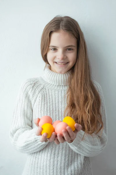 Chica Joven Sonriente Sostiene Pascua Coloridos Huevos Fondo Blanco Suéter — Foto de Stock