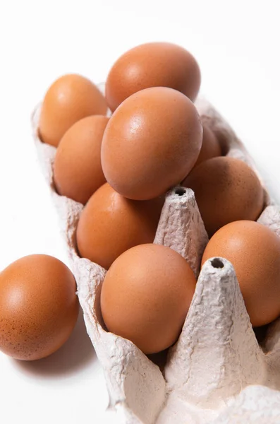 Jaja Brązowe Razem Białym Tle Pionowe Sprężyny Świeże Produkty — Zdjęcie stockowe