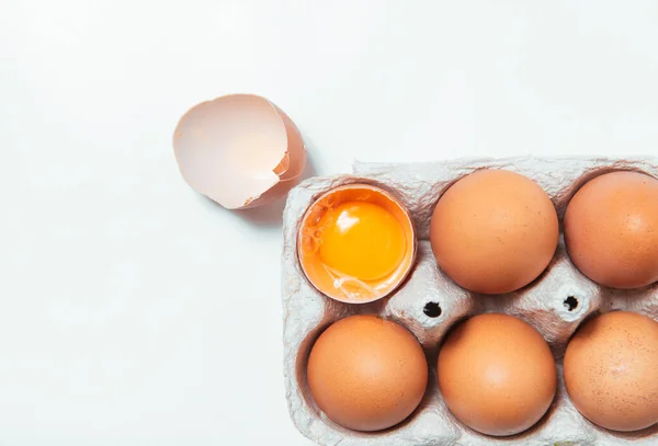 Eierschelp Dooier Samen Gebroken Witte Achtergrond Parallelle Lente Verse Producten — Stockfoto