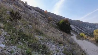 Moldova 'nın Trebujeni köyü yakınlarındaki eski Orheiul Vechi Orhei kompleksi' ndeki karst kireçtaşı tepelerine bakan Idyllic manzarası. Sonbahar mevsimi doğa manzarası
