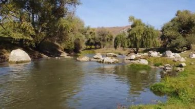 Raut Nehri 'nin kıyısı manzaralı. Kireçtaşı kayaları arasında su akıyor. Orheiul Vechi, Moldova 'nın Trebujeni köyü yakınlarındaki eski Orhei kompleksi. Sonbahar mevsimi doğa manzarası
