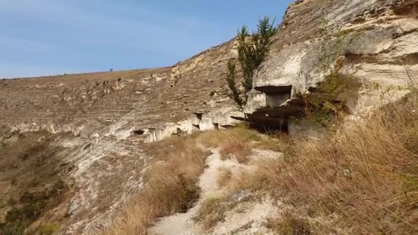 Vista Para Cavernas Das Colinas Calcário Cárstico Orheiul Vechi Antigo — Vídeo de Stock