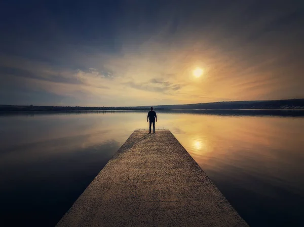 Hombre Parado Solo Muelle Frente Atardecer Reflejado Tranquilo Agua Del —  Fotos de Stock