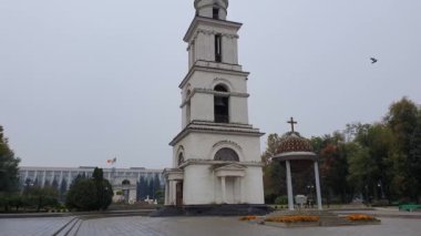 Moldova, Chisinau 'daki Zafer Kemeri manzaralı Metropolitan Katedrali' nin yakınındaki çan kulesi. Başkentin tarihi ve mimari simgeleri