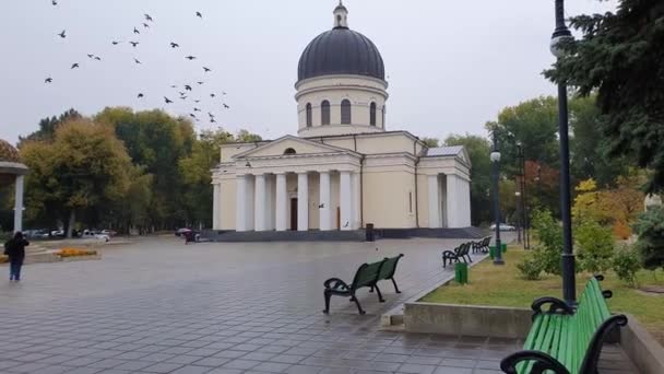 Storstadskatedralen Födelsekyrkan Herren Arkitektoniska Mittpunkten Chisinau Stad Moldavien Höstsäsong Regnig — Stockvideo