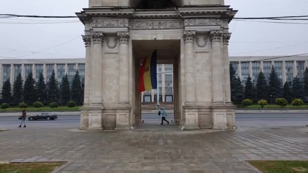 Close Zicht Triomfboog Voor Het Regeringsgebouw Chisinau Moldavië Historische Bezienswaardigheden — Stockvideo