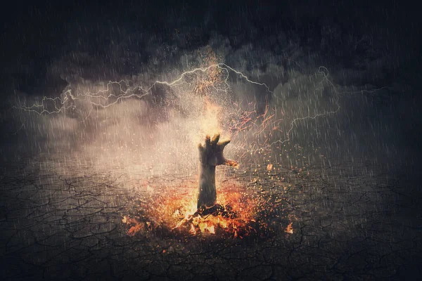 地面から立ち上がる火を手にしなさい 炎の鬼の腕が地獄から出るシュールなシーン ハロウィーンのコンセプト 不気味な背景 — ストック写真