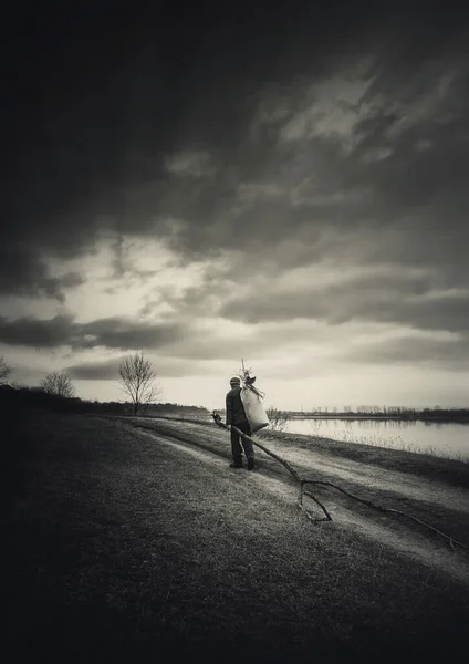 Hombre Nómada Solitario Llevando Leña Para Calentar Caminando Por Camino —  Fotos de Stock