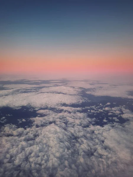 夕阳西下 空中的景色从天空的窗玻璃上掠过蓬松的云彩 飘飘欲仙的夜空 朦胧的雾气 空气清新剂 天体之美 垂直背景 — 图库照片