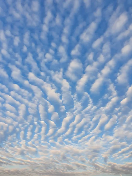 抽象的な雲景シーン ふわふわの雲の質感の美しい空の背景 驚くべき航空組成 曇りの形状やパターン 空気の新鮮さと天体の美しさ — ストック写真