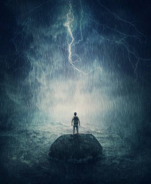 Fırtınalı gece gökyüzünün altında okyanusun ortasında kaybolmuş, küçük bir kaya adasında tek başına duran bir adam. Başarısızlık ve umutsuzluk konsepti, yardım aramak. Hayat krizi, umutsuz bir durumda hayatta kalmak.