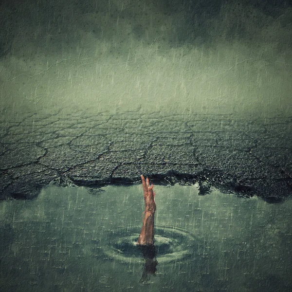 壊れたアスファルトのプールで溺れる人の手でシュールな絵画 正のエネルギーを吸収する雨の水の水たまりと概念的および感情的な芸術 人間のうつ病と衰弱の概念 — ストック写真