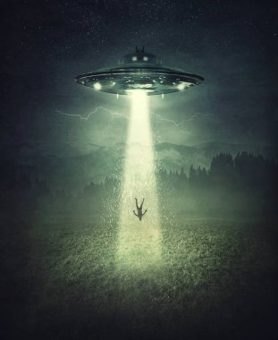 Gizemli uzaylı gemisi kaçırma sahnesi. Açık bir alanda, karanlık bir gecede bir UFO gemisinin ışığı tarafından çalınan havada süzülen bir insan konsepti.