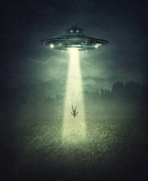 神秘的外星飞船绑架场景超现实的概念 一个在漆黑的夜晚在开阔的田野上被飞碟船的光芒偷走的漂浮着的人类 — 图库照片