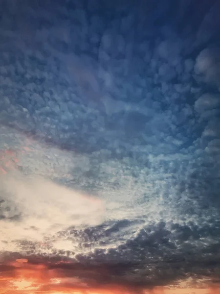 梦幻般的落日 垂直的背景 在地平线上飘扬着五彩斑斓的卷云 日出天景 — 图库照片