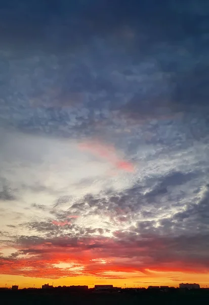 Dreamlike Kolorowy Zachód Słońca Nad Horyzontem Miasta Pionowe Niebieskie Tło — Zdjęcie stockowe