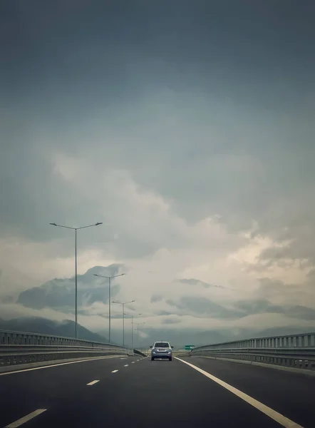 Carro Movimento Estrada Frente Uma Grande Montanha — Fotografia de Stock