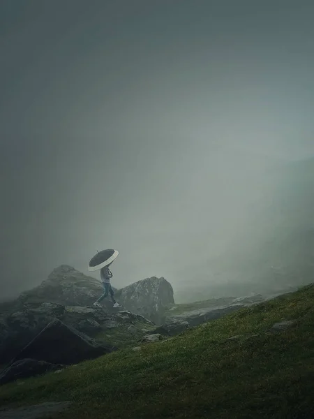 Чоловік Парасолькою Піднімається Гірський Пагорб Похмуру Погоду Щільним Туманом Муді — стокове фото