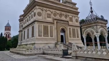 Curtea de Arges Romanya 'daki eski Hıristiyan Ortodoks manastırı. Güzel Katedral cephesi ve Manole zanaatkarının efsanesinden mimari ayrıntılar