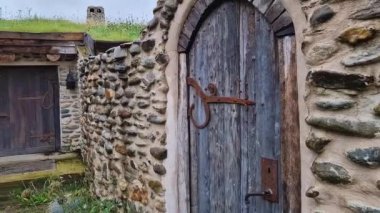 Romanya 'nın Transilvanya kentindeki bir turistik kompleks olan Periler Vadisi' nden Clay Castle 'ın yeraltındaki gizli bir hobbit evi.