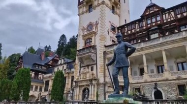 Romanya 'nın ilk kralı Carol 1' in heykeli, Peles Kalesi önünde.