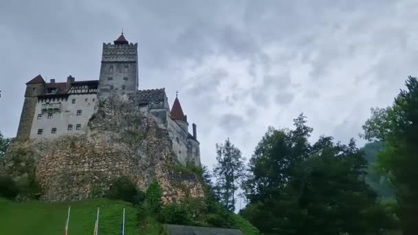 中世纪的布兰要塞 罗马尼亚特兰西瓦尼亚的德拉库拉城堡 Dracula Castle 喀尔巴阡山脉中心的历史撒克逊式要塞 — 图库视频影像