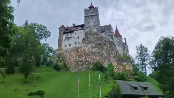 中世纪的布兰要塞 罗马尼亚特兰西瓦尼亚的德拉库拉城堡 Dracula Castle 喀尔巴阡山脉中心的历史撒克逊式要塞 — 图库视频影像