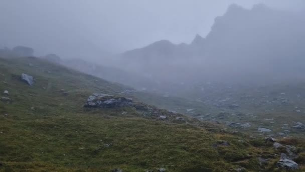 濃い霧の中から見たトランスファガラーサン山のピーク 山の中の雨のシーン 霧の中のハイキング — ストック動画